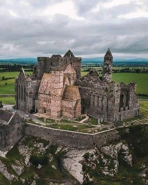 Private Blarney Stone, Cahir Castle and Rock of Cashel Tour